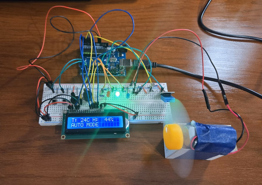 AUTO mode: LCD showing temperature, humidity, and mode