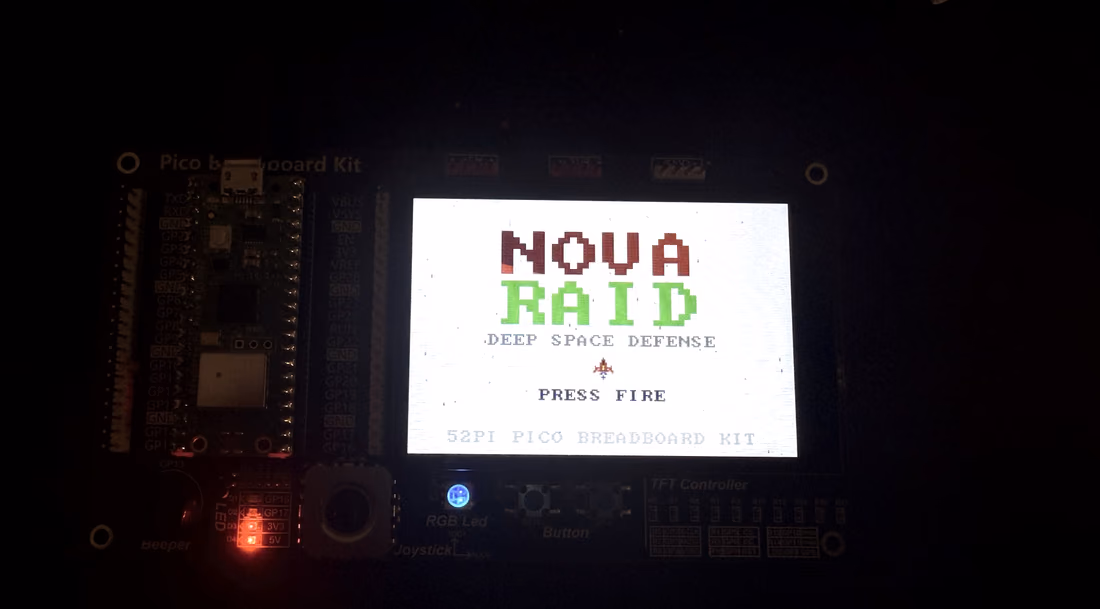 لعبة NOVA RAID على لوحة Pico الفعلية — تظهر ألوان ما قبل الإصلاح المعكوسة
